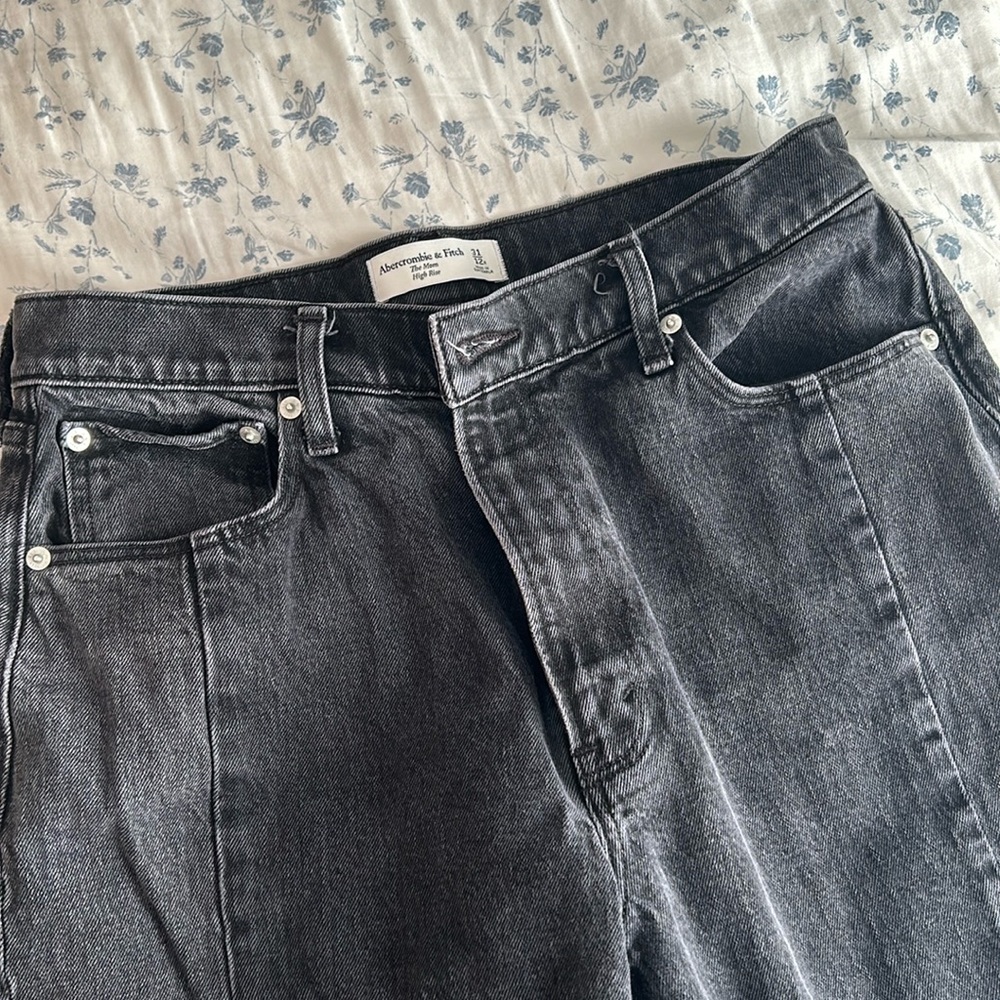 Abercrombie & Fitch The Mom High Rise Jeans